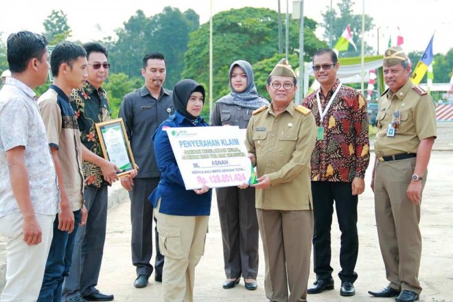 Plt Gubernur Jambi, Fachrori Umar menyerahkan klaim jaminan kematian