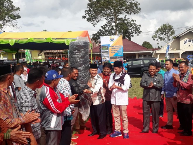 Bupati Adirozal bersama Dirjen Perkebunan serahkan bantuan bibit kopi arabika dan bibit hortikultura