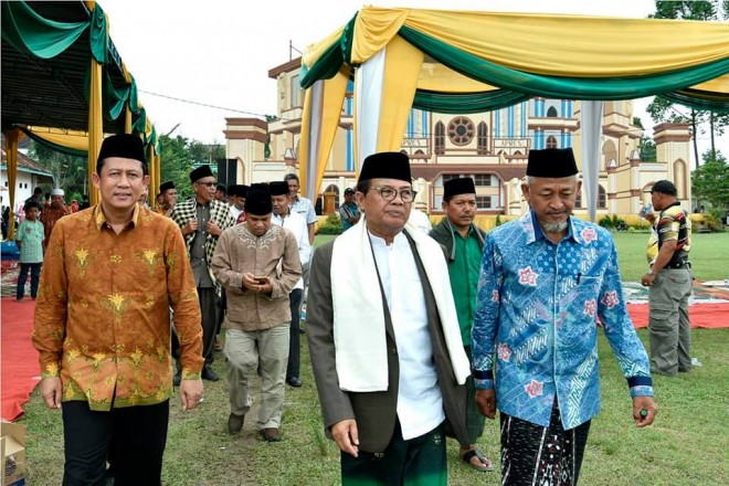 Plt Gubernur Jambi, Fachrori Umar bersama Wabup Muarojambi, Bambang Bayu Suseno dan Pimpinan Pondok Pesantren An-Nur Tangkit, K.H Maruaji 