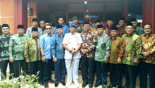 Bupati Adirozal, Dr. Nazali Lempo, Sekda Pemprov Jambi dan sejumlah tokoh masyarakat Kerinci foto bersama   