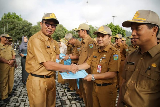 Sekda Munasri menyerahkan hasil evaluasi kinerja triwulan IV kepada OPD  