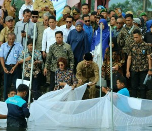 Bupati Adirozal Sambut dan Dampingi Kunker Menteri Kelautan dan Perikanan RI di Kerinci