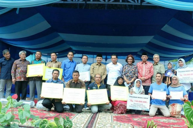 Bupati Kerinci bersama Menteri Kelautan dan Perikanan RI, foto bersama dengan para penerima bantuan Perikanan