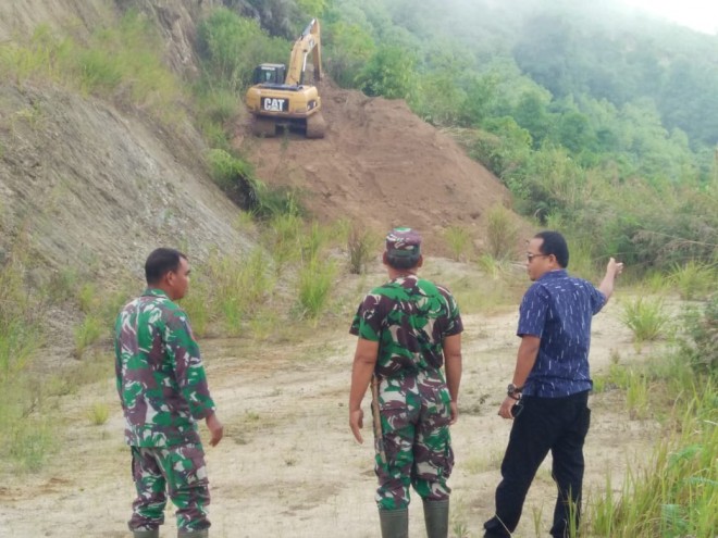 Peninjauan pelaksanaan pengerjaan Rehab Jalan dihari keenam Pra TMMD ke 104 tahun 2019.