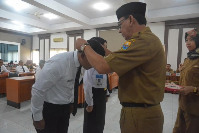 Sekda Provinsi Jambi, M. Dianto mengalungi tanda peserta Diklat