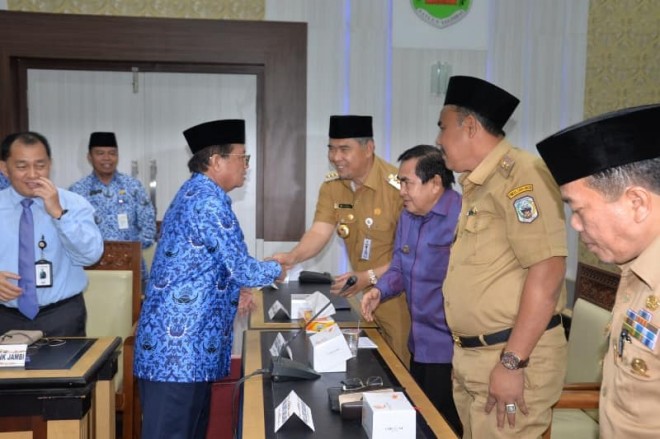 Gubernur Jambi, Fachrori Umar menyalami Walikota dan Bupati se Provinsi Jambi