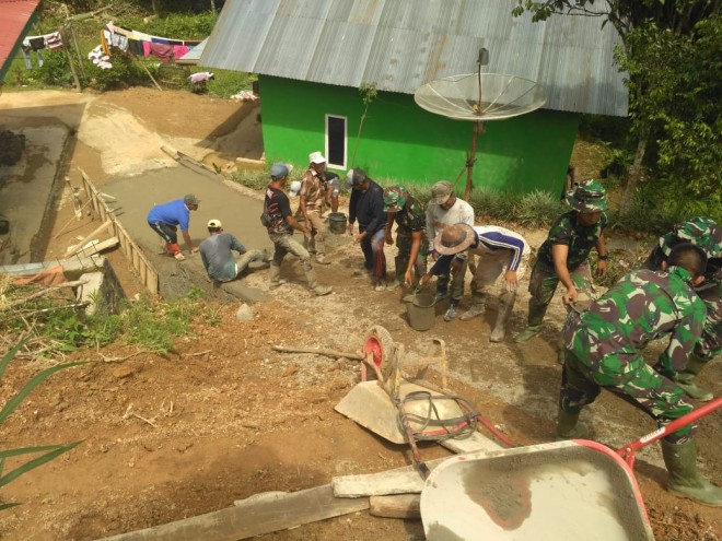 Dan Satgas TMMD Letkol Inf Gambuh Sri Karyanto Bantu Warga Cor Jalan Setapak