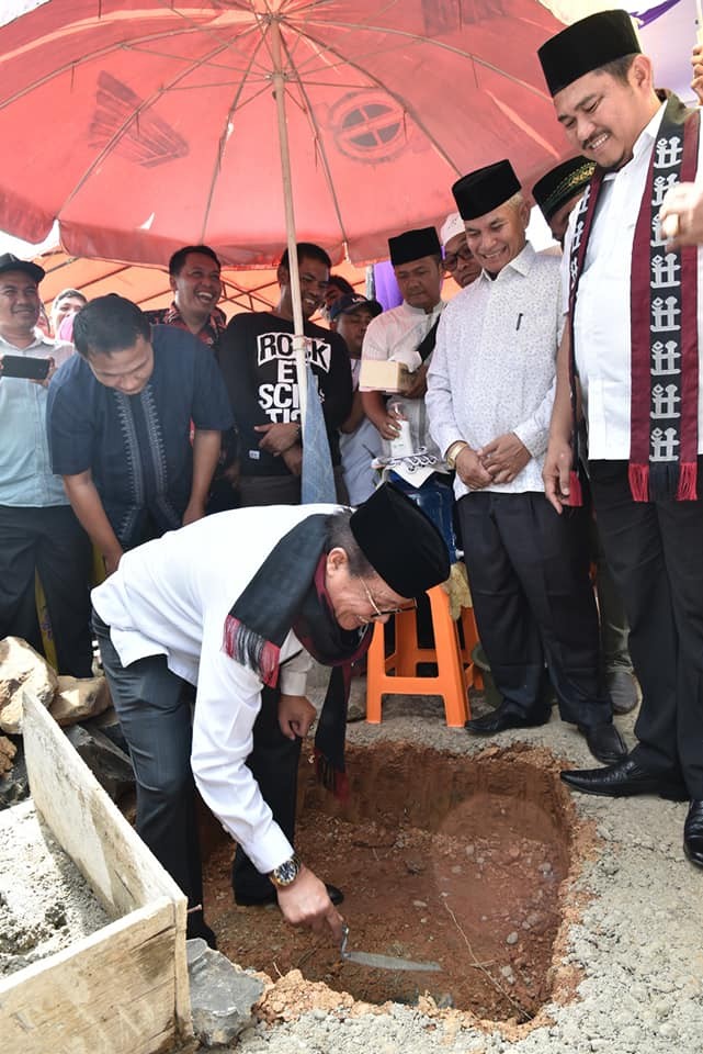 Gubernur Jambi, Fachrori Umar saat meletakkan batu pertama pembangunan Masjid Raya Baiturrahim Desa Rantau Keloyang