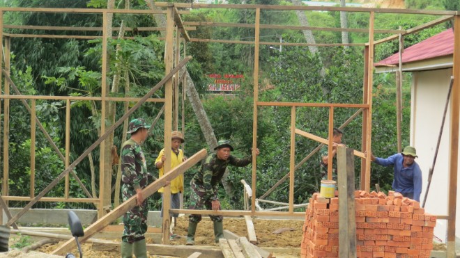 Anggota Satgas TMMD ke 104 Kodim 0417/Kerinci, Saat Membantu Bangun Rumah Warga