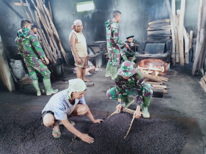 Anggota Satgas TMMD ke 104 Kodim 0417/Kerinci, Kunjungi Tempat Pengolahan Kopi