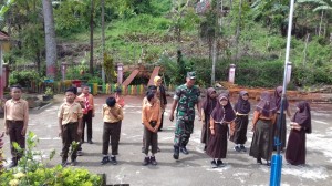 Satgas TMMD Kodim 0417/Kerinci Latih Murid SD, Baris Berbaris