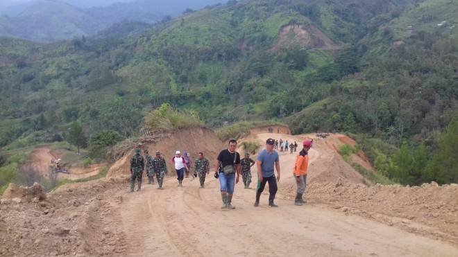 Semangat Satgas TMMD dalam pelaksanaan Pekerjaan dikagumi warga Sungai Ning