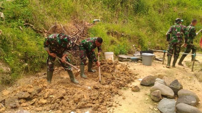 Anggota Satgas TMMD ke 104 Kodim 0417/Kerinci, Bangun Jamban untuk warga