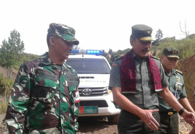 Tim Wasev TMMD dari Staf Teritorial Angkatan Darat, Brigjend TNI Sulaiman Agusto, S.I.P., M.M dan Letkol Kav. Joni Hariadi, S.E. saat meninjau lokasi TMMD