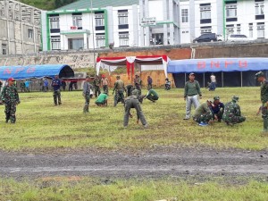 Jelang Penutupan Anggota Satgas Bersihkan Lapangan