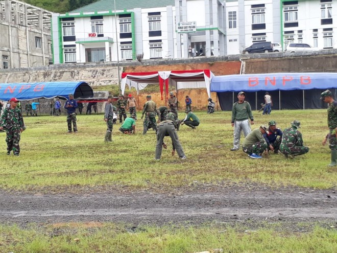 Anggota Satgas TMMD, Bersihkan lapangan lokasi penutupan TMMD