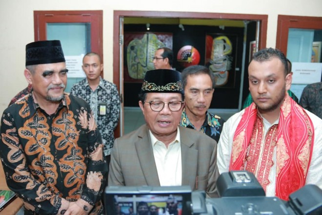 Gubernur Jambi, Fachrori Umar saat diwawancarai