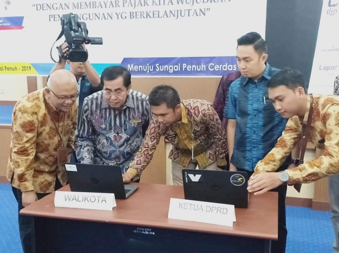 Wako AJB bersama Ketua DPRD Sungaipenuh Fikar menyampaikan SPT tahunan melalui e-filling.