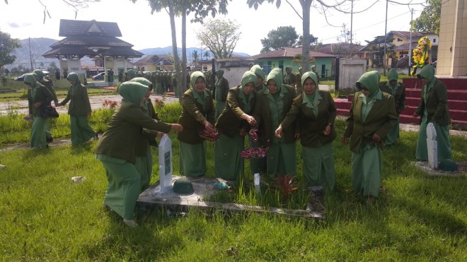 Persit Tabur Bunga ditaman makam pahlawan didesa Semumu