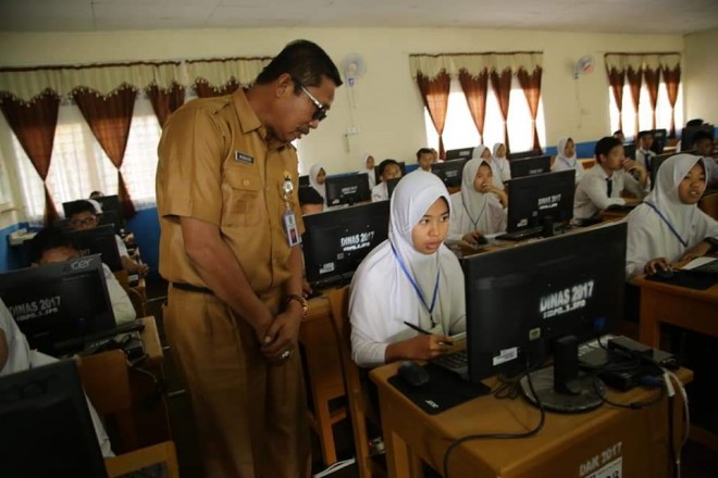 Sekda Sungaipenuh, Munasri Saat Pantau Pelaksanaan UNBK 