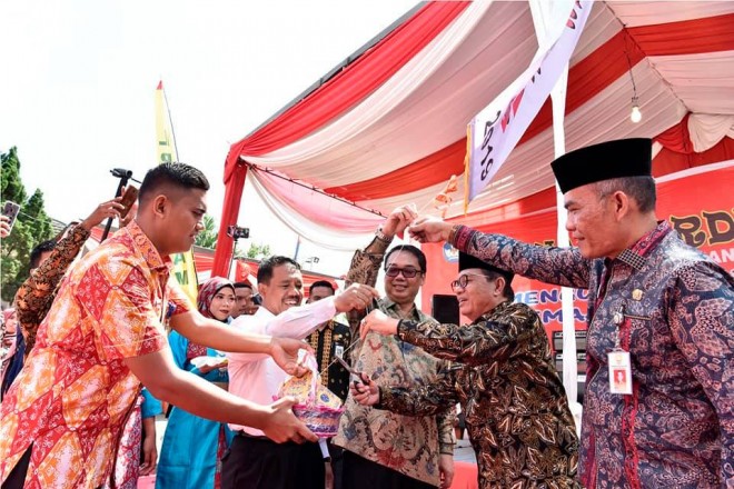 Gubernur Jambi, Fachrori Umar saat membuka Bazar