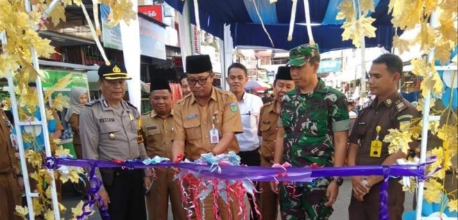 Sekda Munasri Buka Secara Resmi Pasar Ramadhan ditandai dengan pemotongan pita