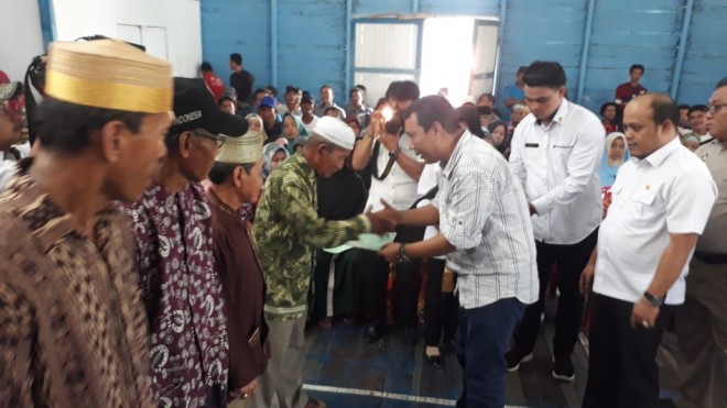 Bupati Tanjabtim, Romi Hariyanto dan Wabup Robby Nahliyansyah saat menyerahkan sertifikat tanah kepada warga