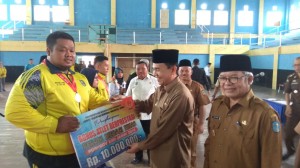 Bupati Adirozal Serahkan Bonus Bagi Atlet Kerinci Peraih Medali Porprov Jambi 