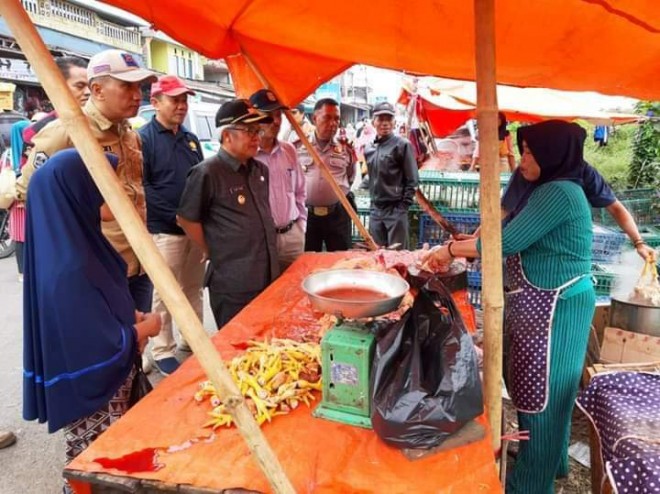 Wabup Kerinci Ami Taher, saat meninjau pasar tradisional Kersik Tuo Kayu Aro