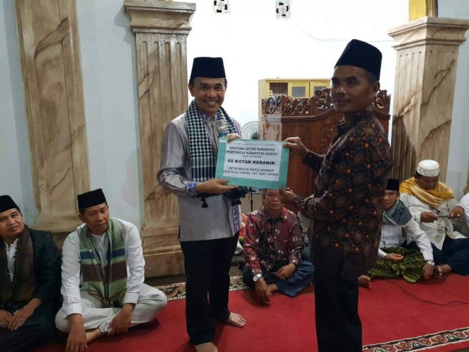 Bupati Adirozal serahkan bantuan untuk pembangunan masjid Baitul Makmur desa Pulau Pandan