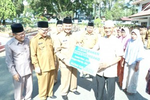 Bupati Adirozal, Serahkan Bantuan Baznas Kerinci