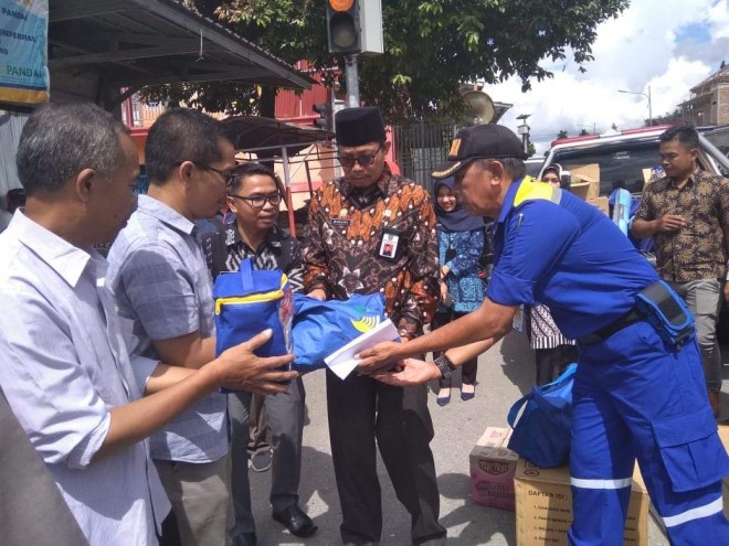 Sekda Munasri Serahkan Bantuan Kepada Korban Kebakaran Kumun Mudik