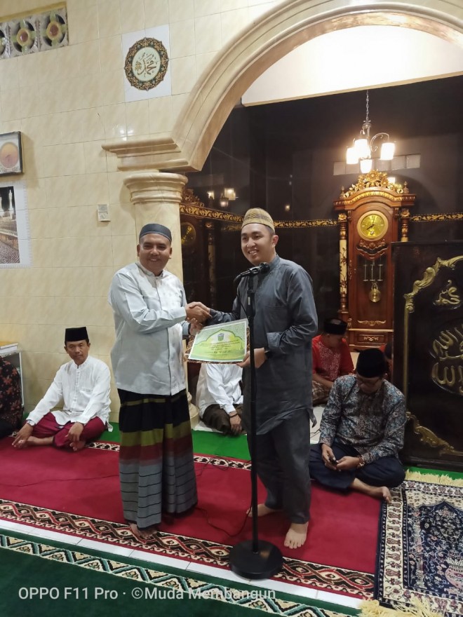 Ketua DPRD Sungaipenuh Fikar Azami Serahkan Bantuan Pembangunan Masjid Nurul Iman Dusun Baru