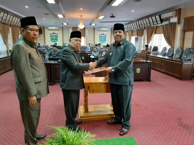 Penyerahan Nota Kesepakatan Pengesahan 6 Ranperda menjadi Perda Kota Sungaipenuh