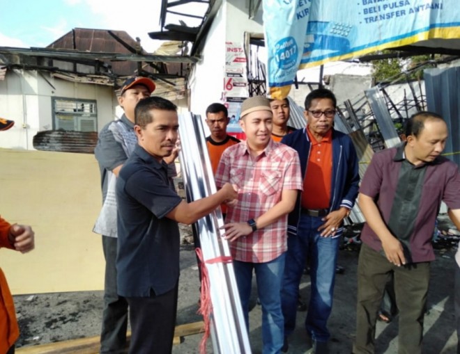 Ketua DPRD Sungaipenuh Fikar Azami Serahkan Bantuan Korban Kebakaran Kumun Mudik