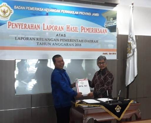 Bupati Tanjabtim, Romi Hariyanto saat menerima LHP tahun anggaran 2018 dari Kepala BPK RI Perwakilan Jambi, Hery Ridwan 