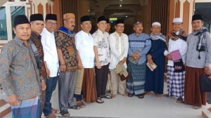 Ketua DPRD Sungaipenuh Serahkan Bantuan Masjid Baitun Nur Sungai Liuk