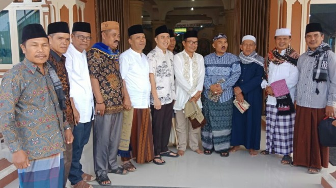 Ketua DPRD Sungaipenuh Fikar Azami foto bersama, usai serahkan bantuan masjid Baitun Nur Sungai Liuk