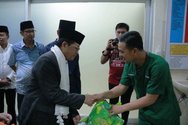 Gubernur Jambi, Fachrori Umar saat memberikan bingkisan kepada perawat RSUD Raden Mattaher