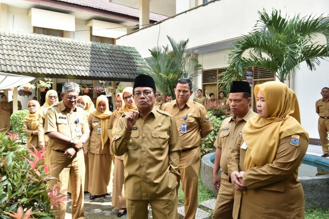 Gubernur Jambi, Fachrori Umar saat melakukan Sidak