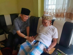 Bayar Zakat, Bupati Adirozal Bersama Ketua TP PKK Kerinci, Temui Fakir Miskin Turun ke Desa