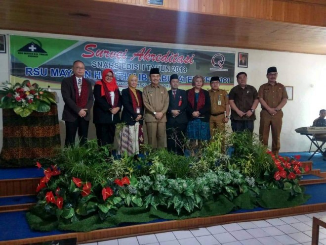 Bupati Kerinci foto bersama dengan tim survei akreditasi RSU MH A Thalib Kerinci