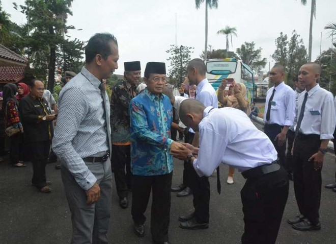 Gubernur Jambi, Fachrori Umar saat melepas keberangkatan Peserta Pelatihan Tahap II ke Lembang bagi Calon Pemagang ke Jepang