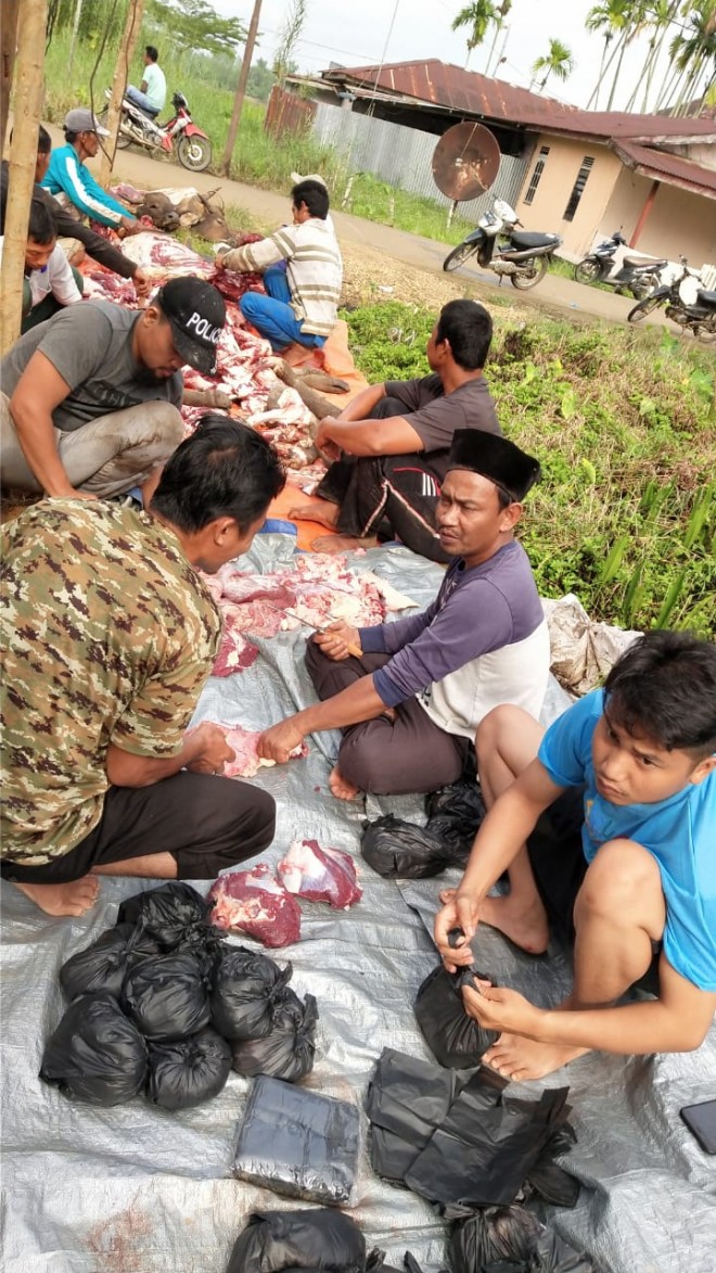 Masyarakat saat membagikan daging sapi dari Romi Hariyanto