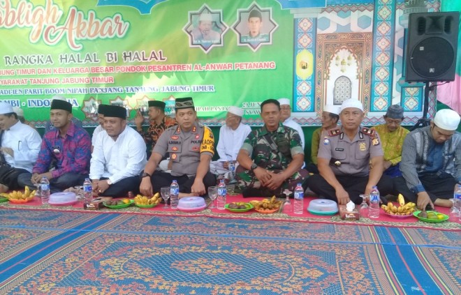 Wabup Tanjabtim, Robby Nahliyansyah bersama Kapolres Tanjabtim, AKBP Agus Desri Sandi dan undangan lainnya 