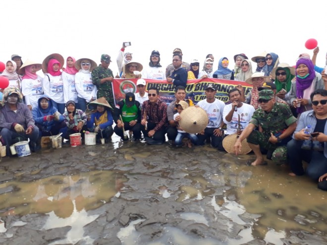 Bupati Romi foto beersama warga di Pantai spot Sumbun