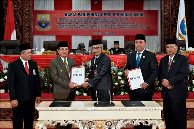 Gubernur Jambi, Fachrori Umar menerima LHP Keuangan Pemerintah Provinsi Jambi Tahun Anggaran 2018 dari Kepala BPK Perwakilan Provinsi Jambi, Heri Ridwan