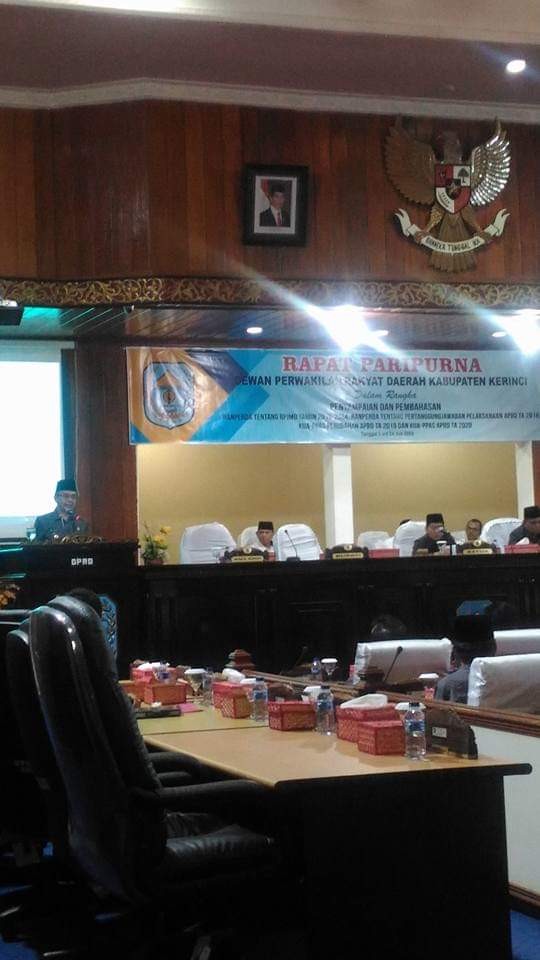 Bupati Kerinci H. Adirozal Menyampaikan 4Â Ranperda Ke Dewan