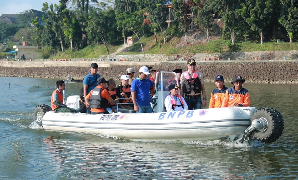 Gubernur Jambi, Fachrori Umar saat mengecek persiapan lomba dayung