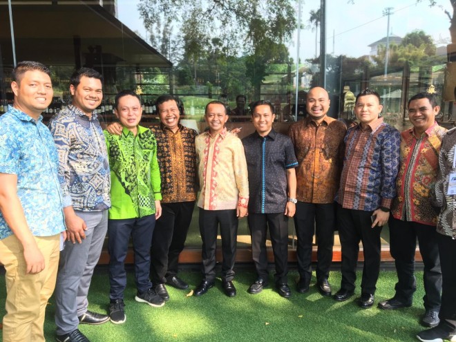 BERSINERGI â€“ Bupati Tanjabtim, Romi Hariyanto foto bersama dengan Ketua dan Pengurus HIPMI. Pemkab Tanjabtim dan HIPMI akan bersinergi dalam upaya menggerakan roda perekonomian daerah